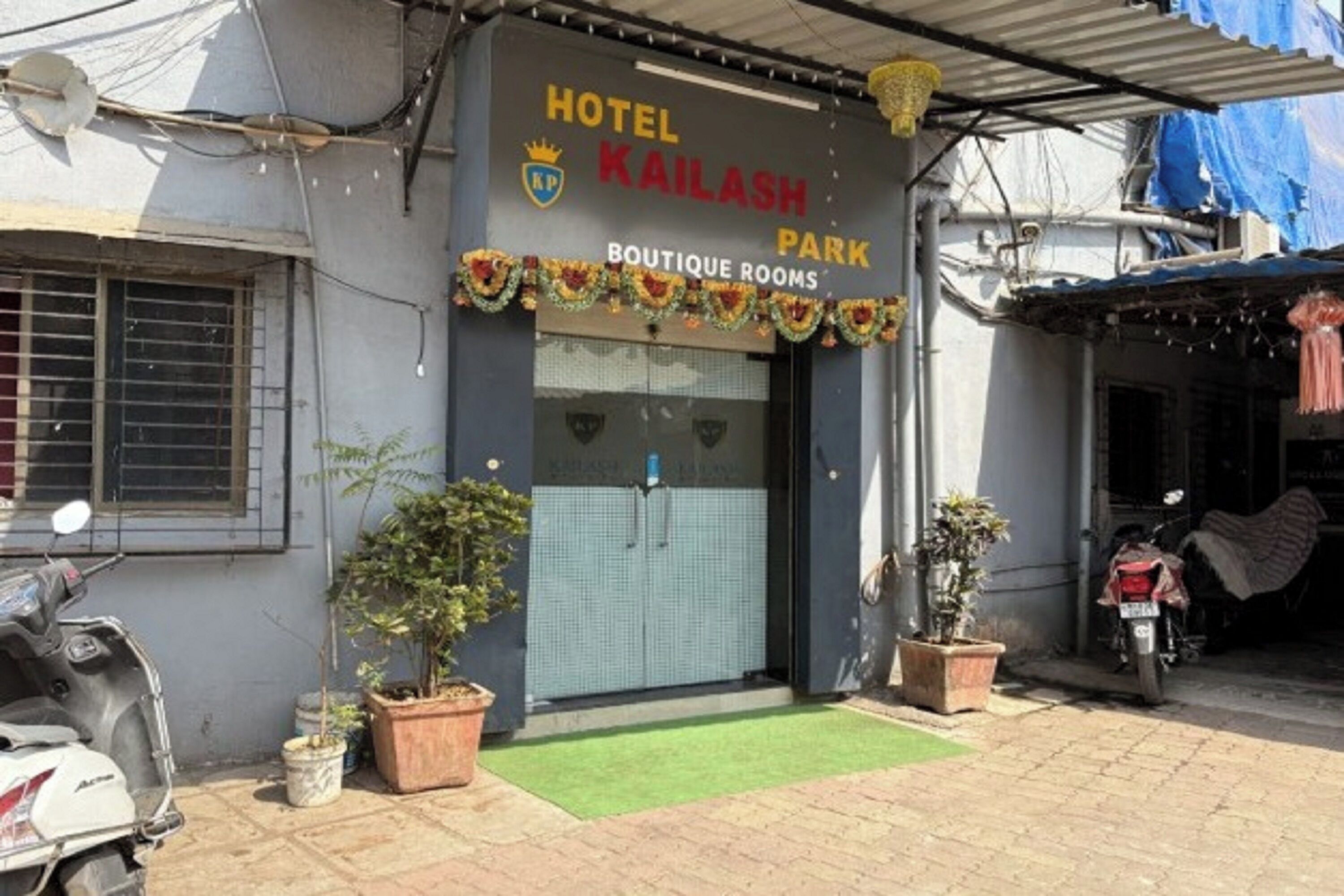 Ein Hotel namens 'Hotel Kailash Park' mit einem Schild, das 'Boutique Zimmer' anzeigt.