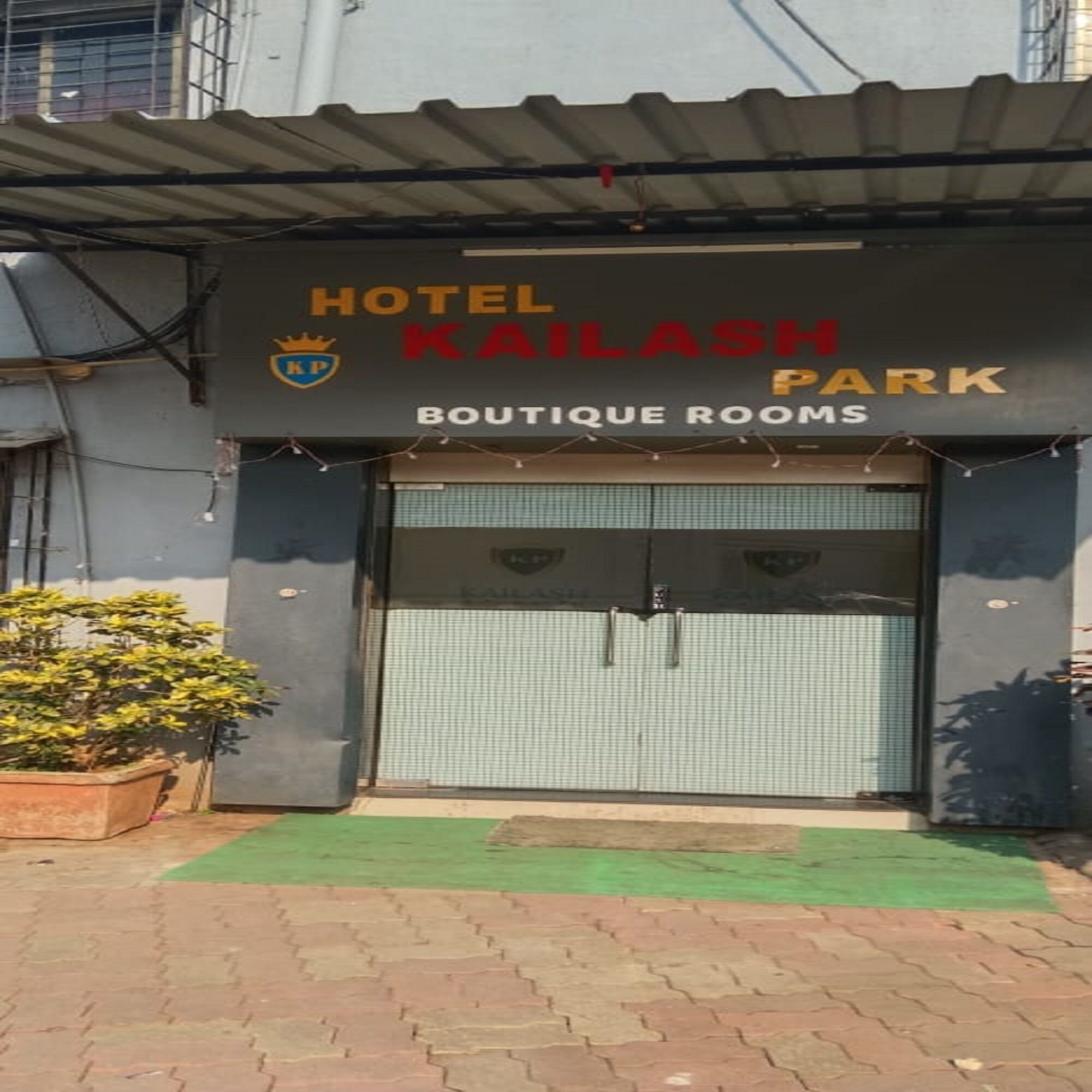 A hotel named 'Hotel Kailash Park' with a sign indicating 'Boutique Rooms'.