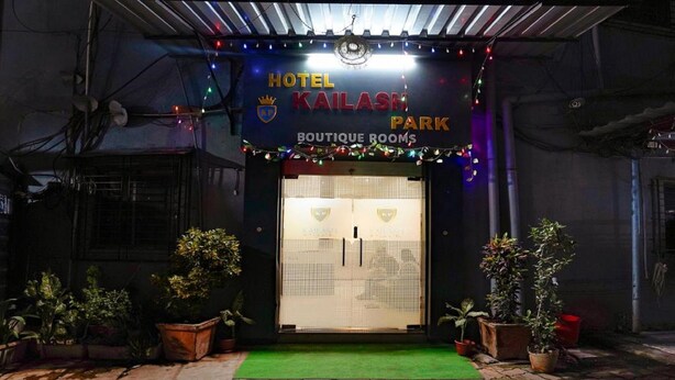 Ein Hotel Eingang mit einem Schild, auf dem steht: Hotel Kailash Park Boutique Rooms.
