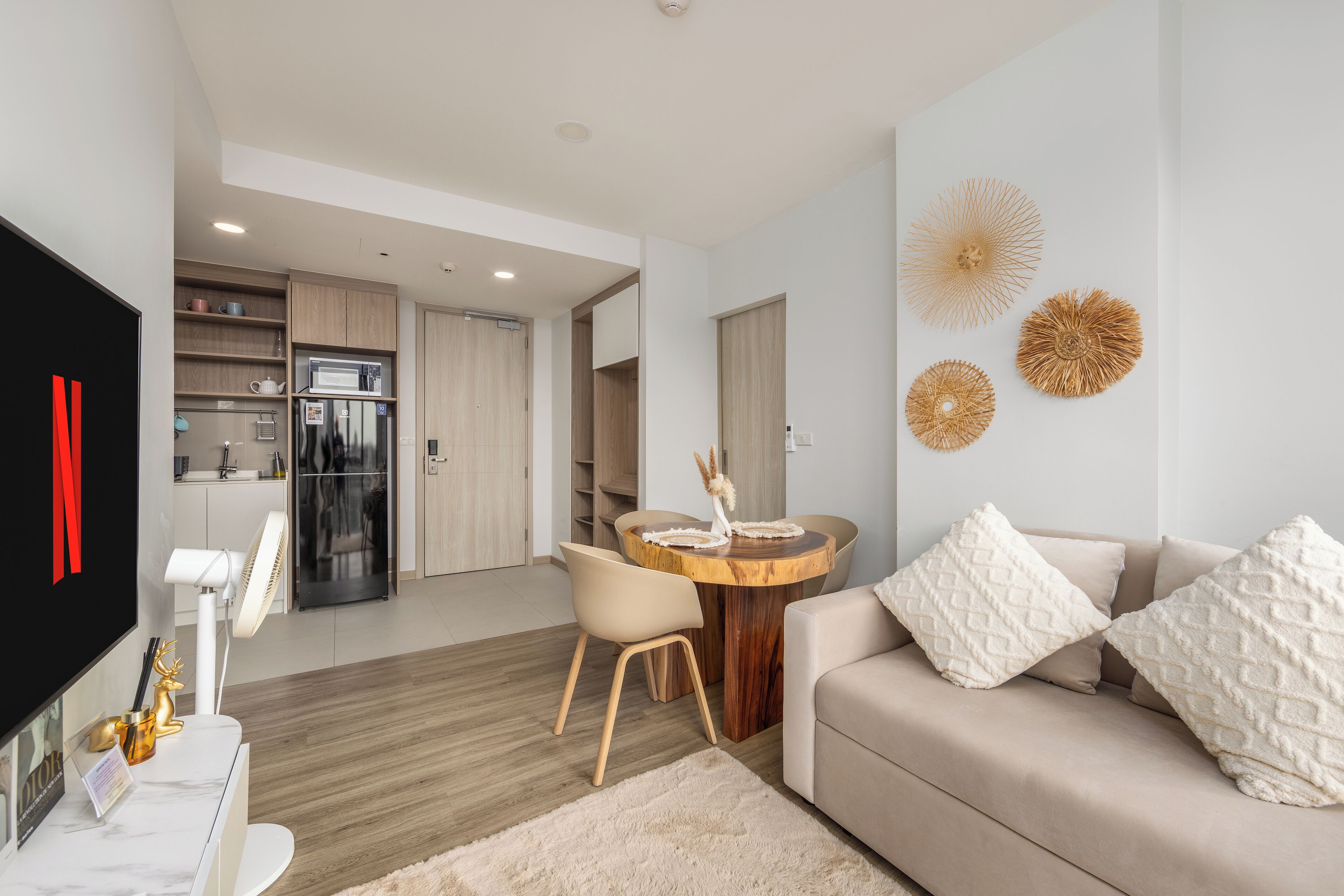 Exclusive Apartment, 2 Bedrooms, Balcony, Golf View | Living room | TV