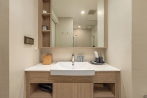 Apartamento exclusivo, 2 quartos, sacada, vista para o campo de golfe | Banheiro | Toalhas de banho 