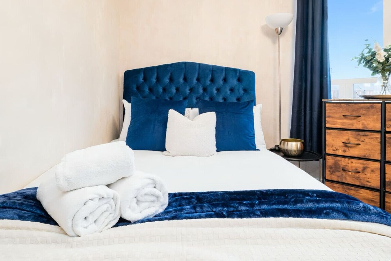 Desk, iron/ironing board, WiFi, bed sheets