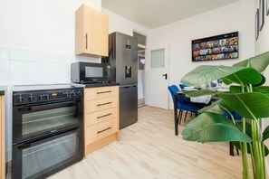 Fridge, microwave, oven, stovetop - Mayfair 2BR • Steps to Oxford Street & Hyde Park (Greater London)