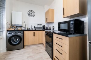 Fridge, microwave, oven, stovetop - Mayfair 2BR • Steps to Oxford Street & Hyde Park (Greater London)