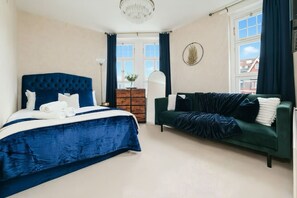 Een bureau, een strijkplank/strijkijzer, gratis wifi, beddengoed