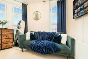 TV - Mayfair 2BR • Steps to Oxford Street & Hyde Park (Greater London)