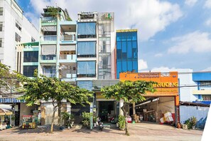 Front of property - Collection O Dinh Dinh Hotel - Near Tan Son Nhat Airport (Ho Chi Minh City)