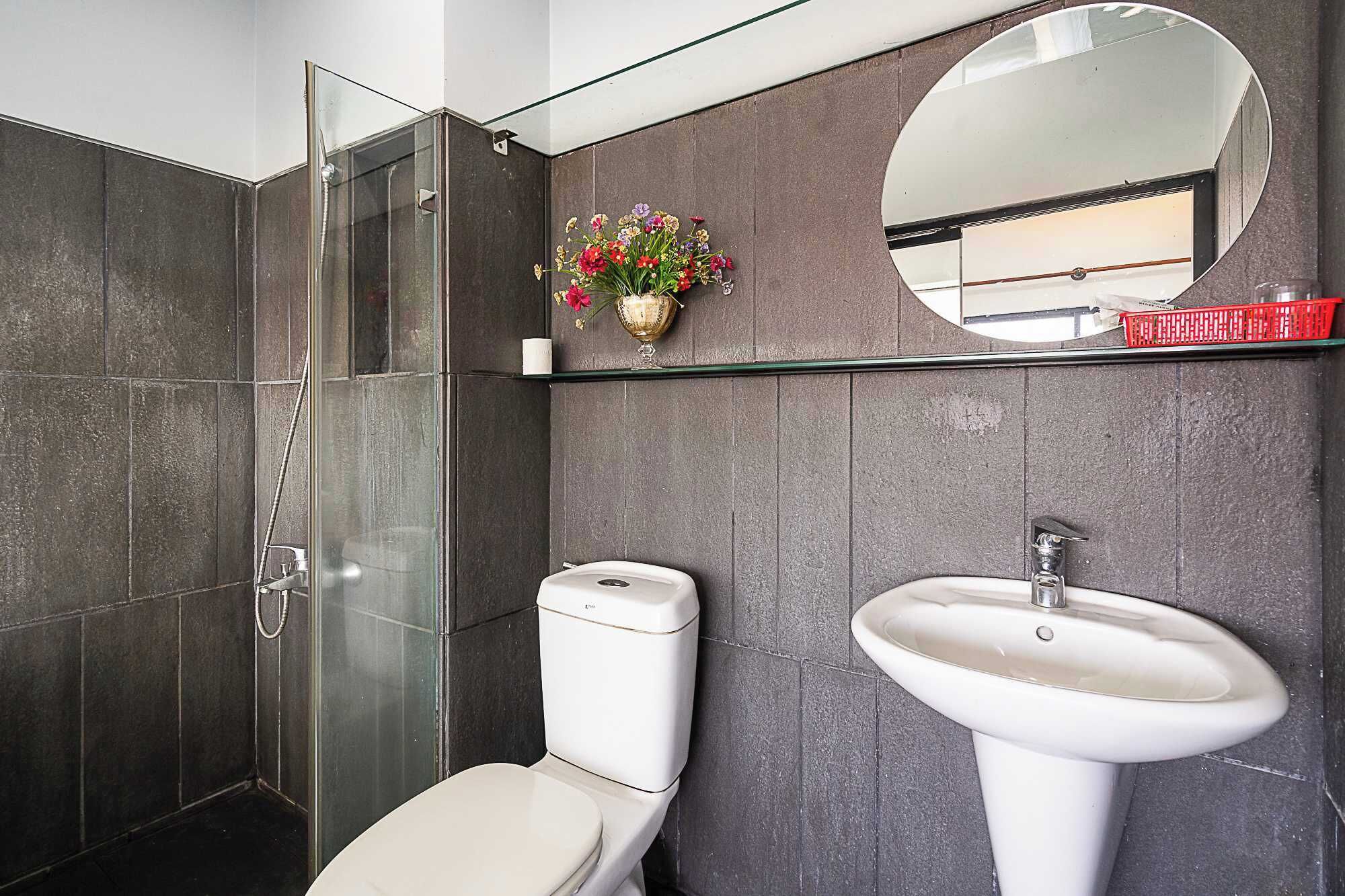 Superior Triple Room | Bathroom | Shower, towels