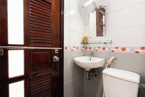 高級三人房 | 浴室 | 淋浴設備、提供毛巾