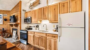 Fridge, microwave, oven, coffee/tea maker