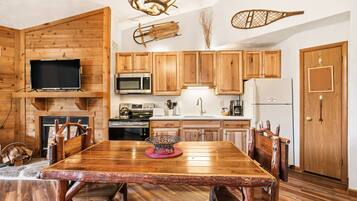 Fridge, microwave, oven, coffee/tea maker