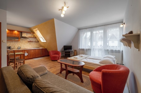 Studio Suite, Balcony | Iron/ironing board, free WiFi