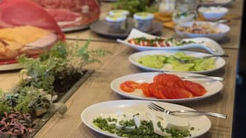 فطور أوروبي مجانًا يوميًا