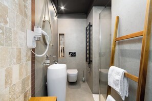 Deluxe-Apartment, eingeschränkter Seeblick | Badezimmer