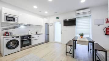 Frigorífico, microondas, horno y placa de cocina