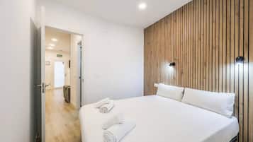 Escritorio, tabla de planchar con plancha, wifi y ropa de cama