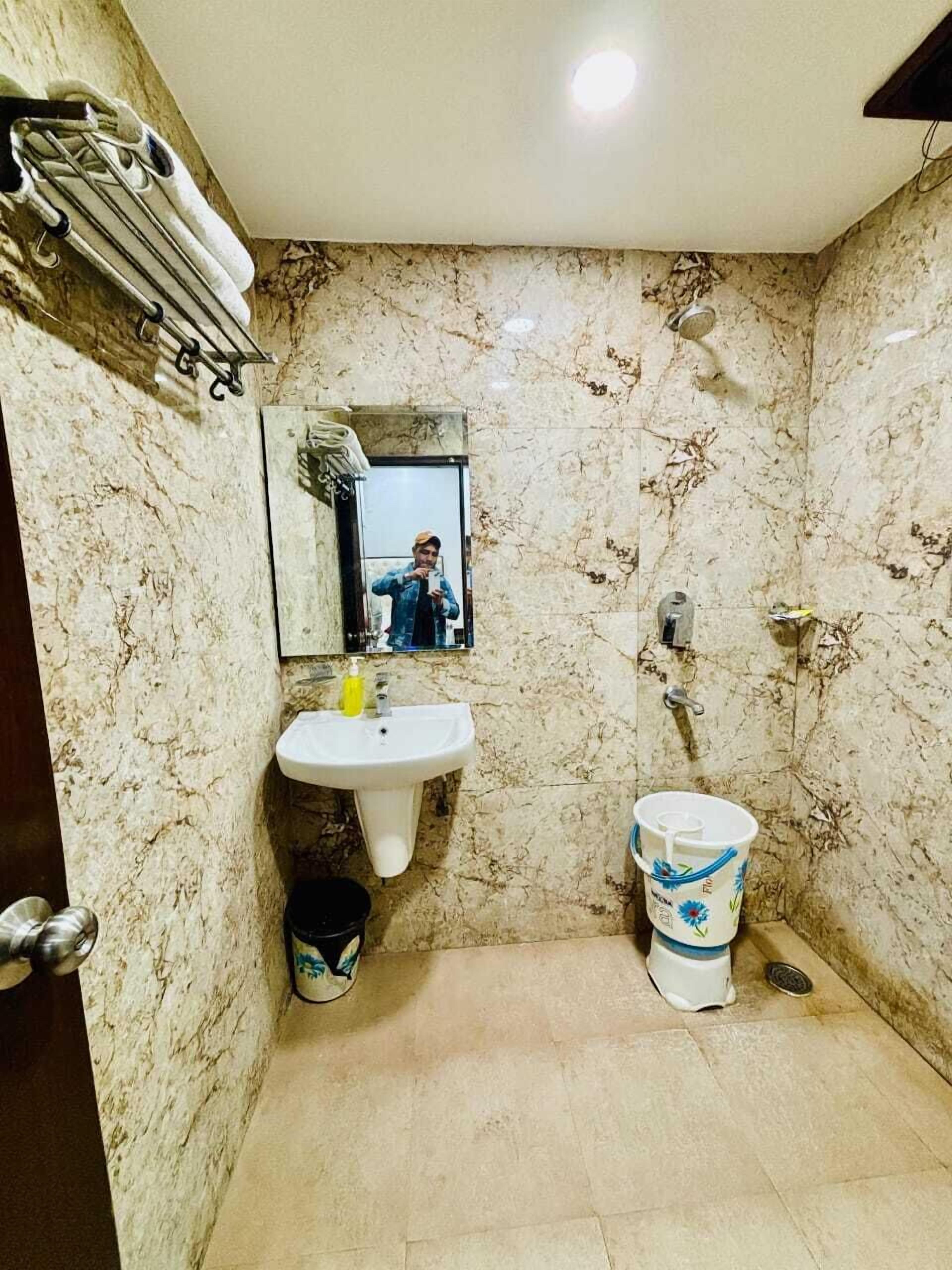 ฝักบัว, ผ้าเช็ดตัว, สบู่, ยาสระผม