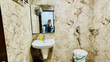 Ducha, toallas, jabón y champú