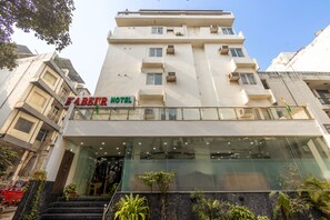 Vista frontal de la propiedad