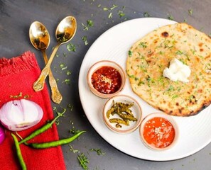 فطور من الأطباق المحلية يوميًا بتكلفة قدرها (250 INR للشخص)