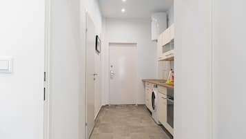 Basic Studio | Private kitchen | Mini-fridge, stovetop, cookware/dishes/utensils