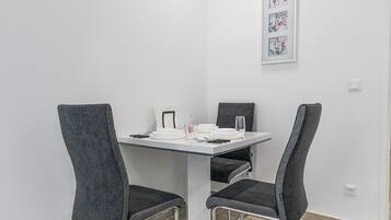 Basic Studio | Iron/ironing board, free WiFi