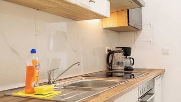 ベーシック スタジオ | 専用キッチン | 小型冷蔵庫、コンロ、調理器具と食器