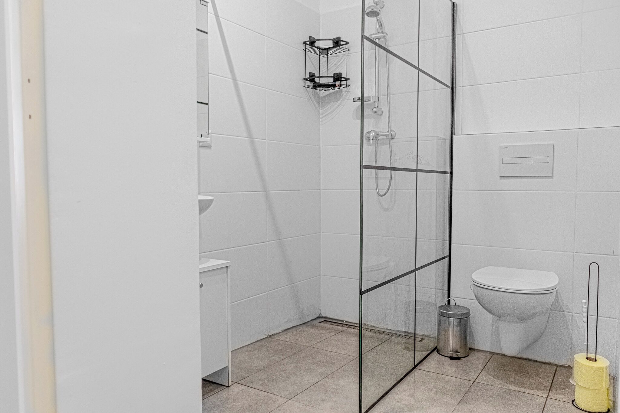 Basic-studiolejlighed | Badeværelse | Bruser, gratis toiletartikler, hårtørrer, håndklæder