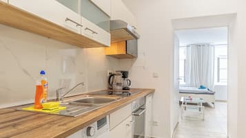 Basic Studio | Private kitchen | Mini-fridge, stovetop, cookware/dishes/utensils