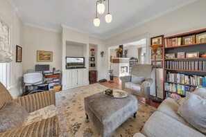 Smart TV, fireplace, books, offices - Bungalow by Mercedes Benz - World Cup Exclusive (Atlanta)