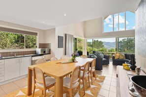 Dining - George's - Cabin 72 Kangaroo Valley Golf Course. Kangaroos, Wombats and Wildlife at your front door! (Kangaroo Valley)