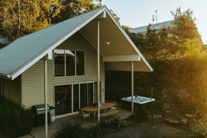 Outdoor dining - George's - Cabin 72 Kangaroo Valley Golf Course. Kangaroos, Wombats and Wildlife at your front door! (Kangaroo Valley)