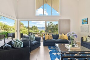 Smart TV - George's - Cabin 72 Kangaroo Valley Golf Course. Kangaroos, Wombats and Wildlife at your front door! (Kangaroo Valley)