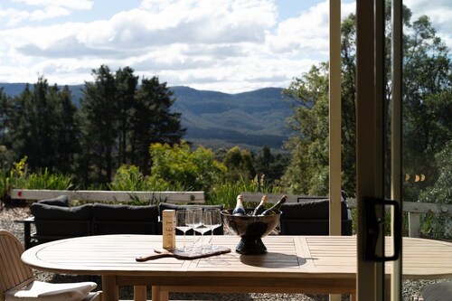 George's - Cabin 72 Kangaroo Valley Golf Course. Kangaroos, Wombats and Wildlife at your front door!