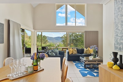 George's - Cabin 72 Kangaroo Valley Golf Course. Kangaroos, Wombats and Wildlife at your front door!