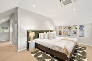 Room - George's - Cabin 72 Kangaroo Valley Golf Course. Kangaroos, Wombats and Wildlife at your front door! (Kangaroo Valley)