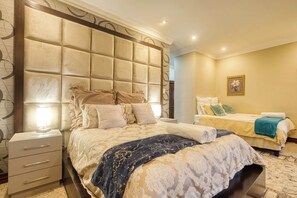 Iron/ironing board, WiFi, bed sheets - A spacious, private home tucked just moments from Umhlanga’s coastline. (Durban)