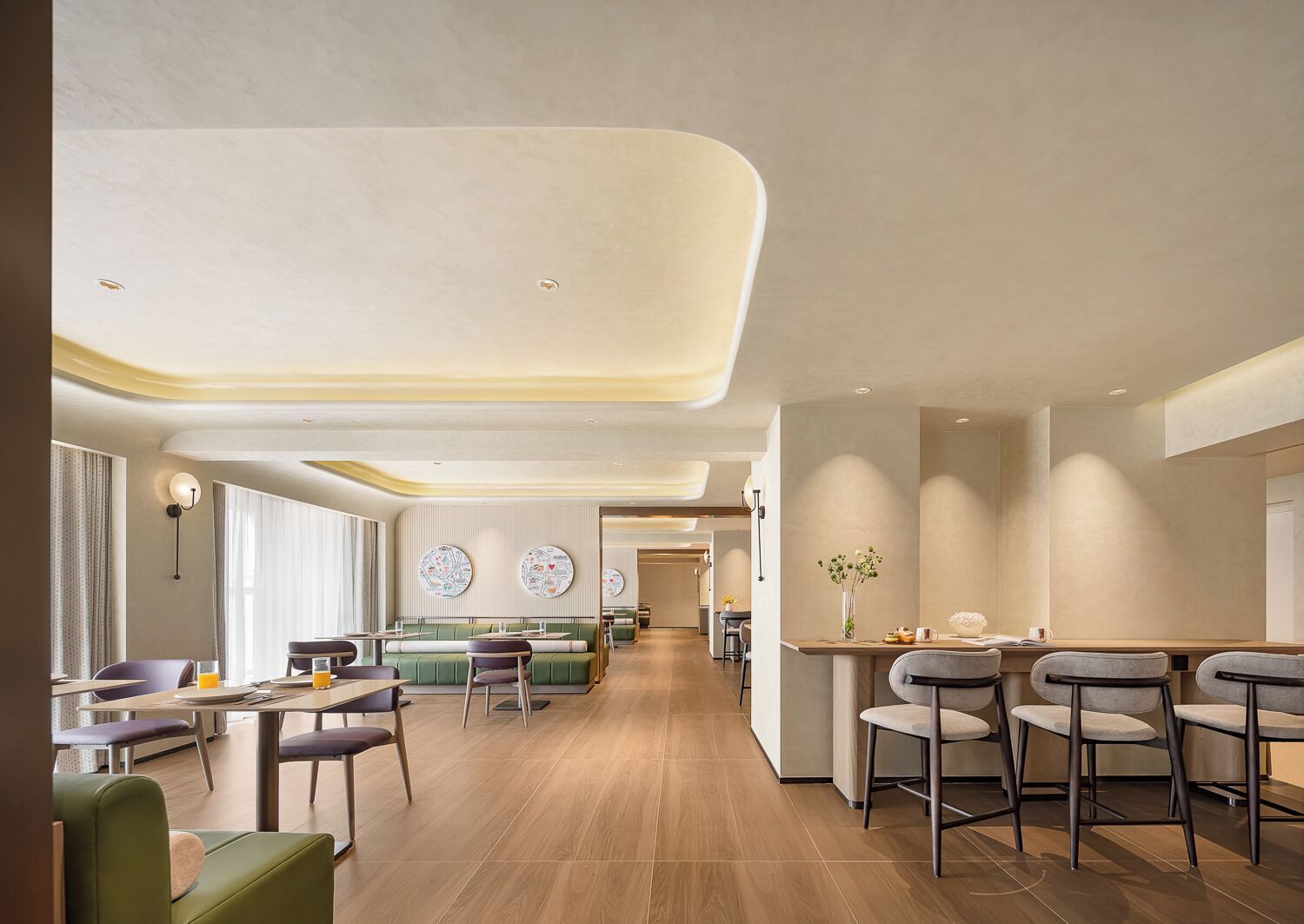 Un moderno vestíbulo de hotel con un área de estar central, un bar y una recepción.