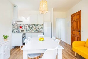 Microwave, oven, stovetop, toaster - To be completed (Cala Ferrera)