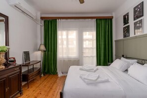 Desk, laptop workspace, blackout curtains, iron/ironing board - Julianna by halu (Thessaloniki)