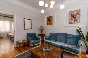 Leilighet, 2 soverom, balkong | Oppholdsområde | Smart-TV