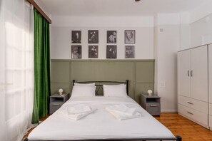 Leilighet, 2 soverom, balkong | Skrivebord, skrivebord for bærbar PC og blendingsgardiner