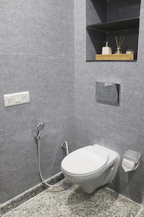 Dusche, kostenlose Toilettenartikel, Hausschuhe, Handtücher