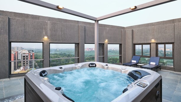 Rooftop pool - Pride Elite Gandhinagar (Gandhinagar)