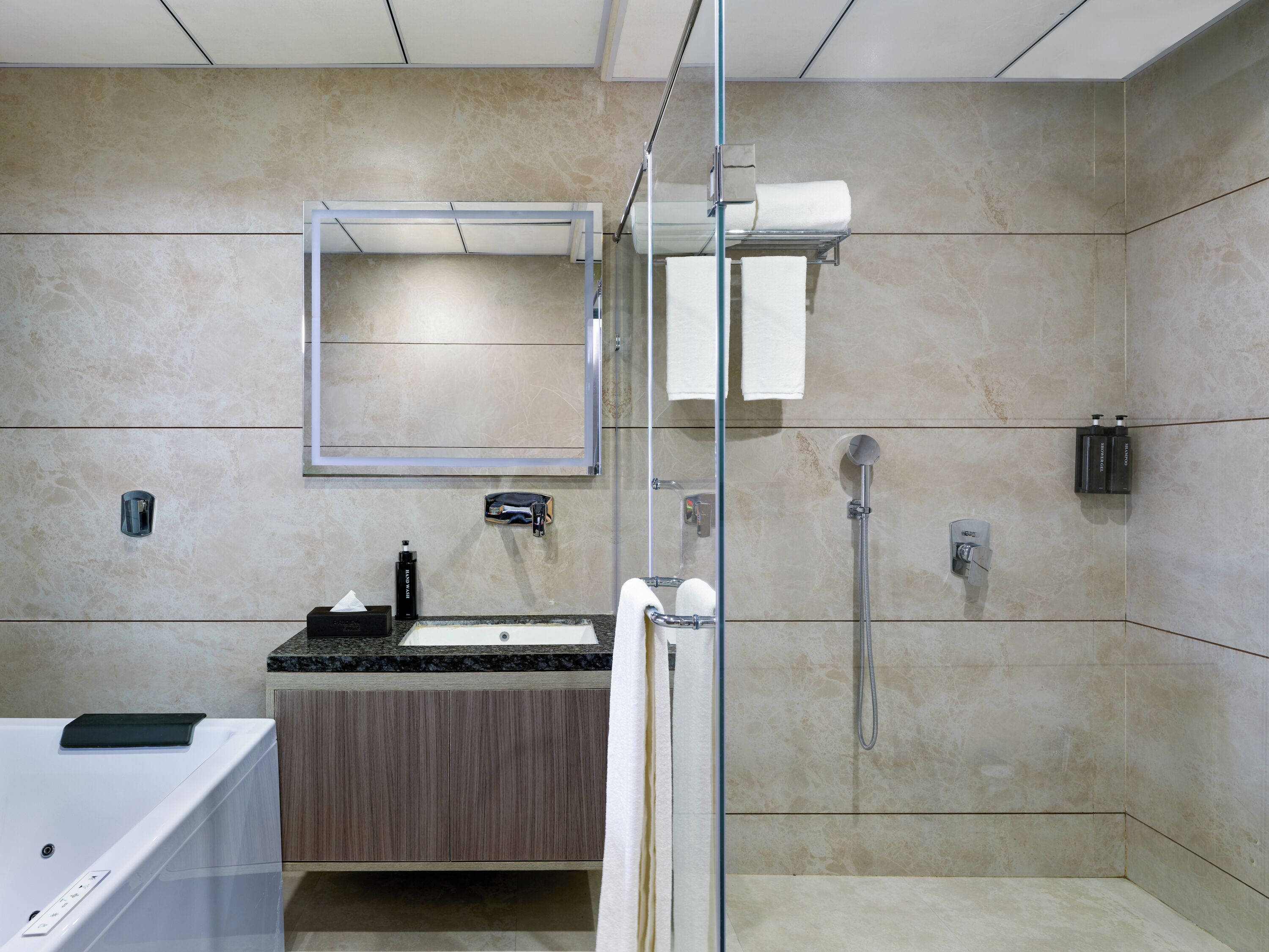 Douche, douche à « effet pluie », sèche-cheveux, chaussons