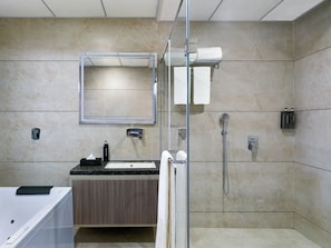 Een douche, een regendouche, een haardroger, pantoffels