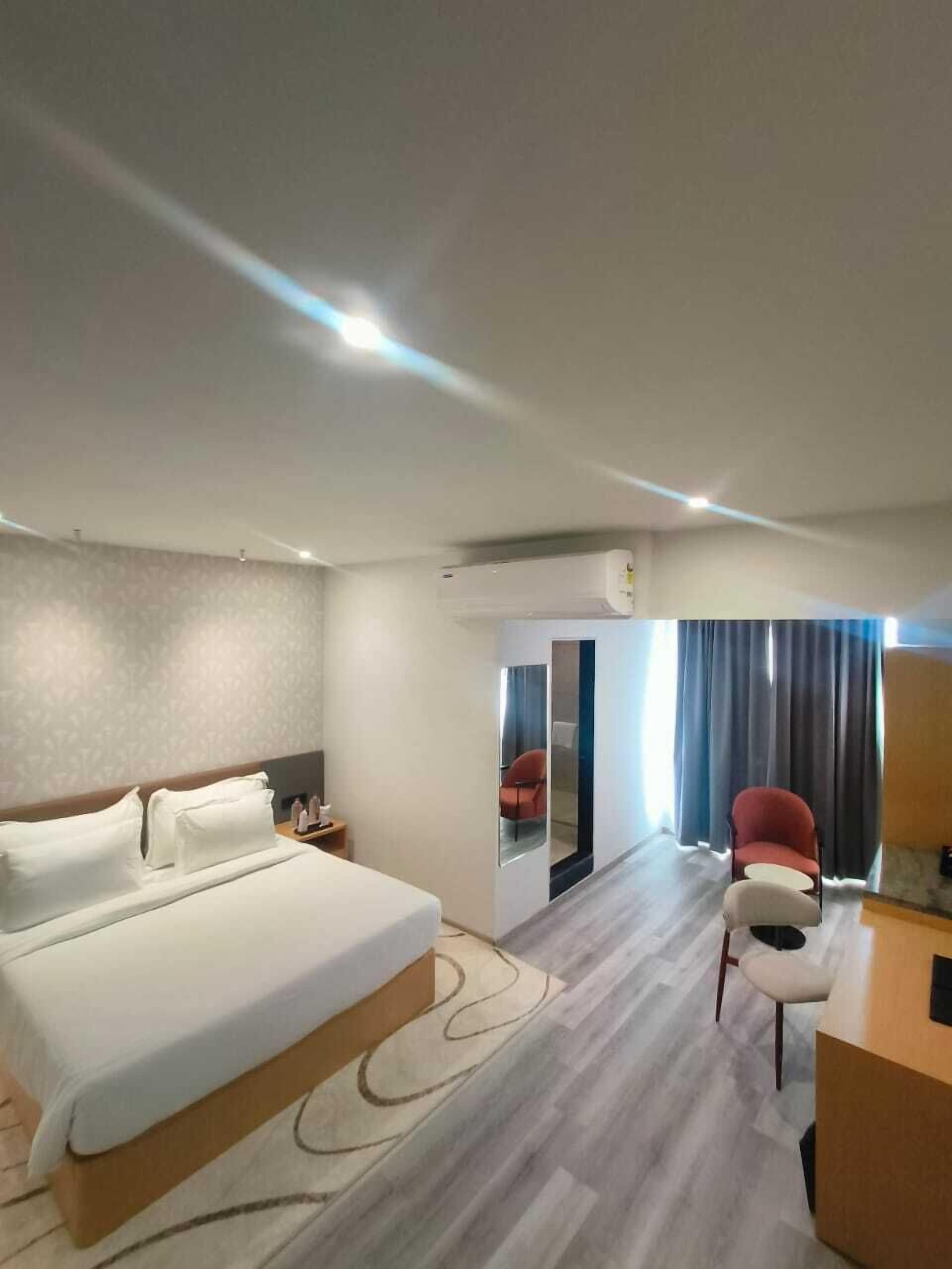 Deluxe kamer | Een minibar, een kluis op de kamer, een bureau