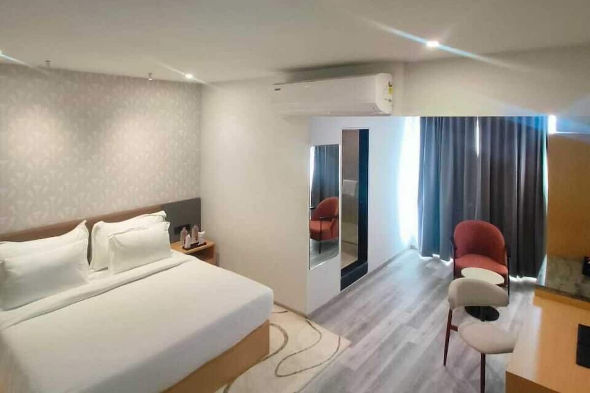 Deluxe kamer | Een minibar, een kluis op de kamer, een bureau