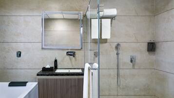 Dusj, hårføner, tøfler og håndklær