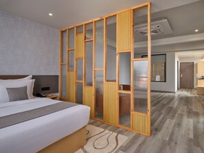 Suite | Een minibar, een kluis op de kamer, een bureau